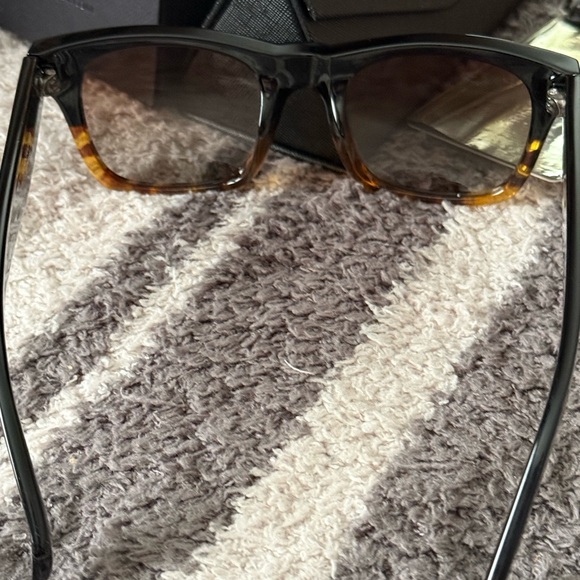 NEW IN BOX PRIVE REVAUX “THE CLASSIC “POLARIZED SUNGLASSES
52-22-150 - Picture 8 of 11